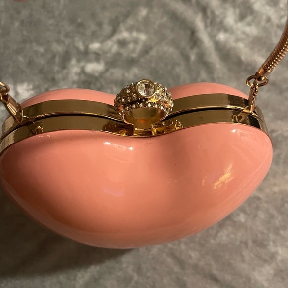 Heart-Shaped Pink Clutch with Gold Handle - Picture 2 of 7